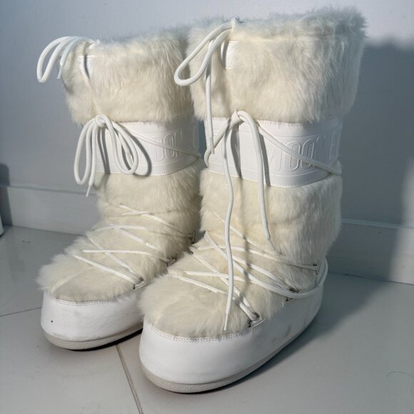 Moon Boot Women’s Classic Faux Fur Snow Boots – White – Size fits between 9/10.5 - Picture 4 of 8